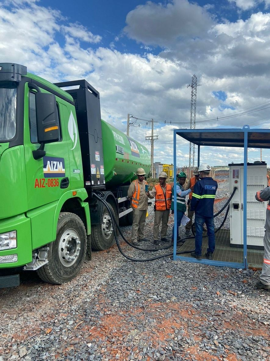 Equipe técnica durante recarga do caminhão elétrico com tanque-pipa na operação