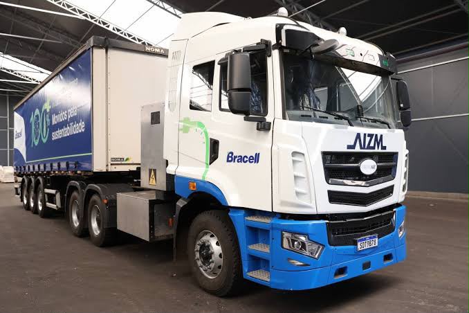 Caminhão elétrico rodoviário 6x4 estacionado em galpão antes da entrega técnica