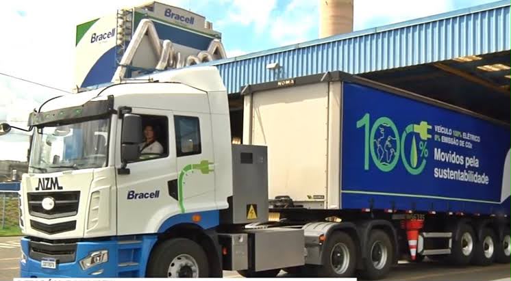 Caminhão elétrico 6x4 em operação de carregamento de celulose na planta da Bracell