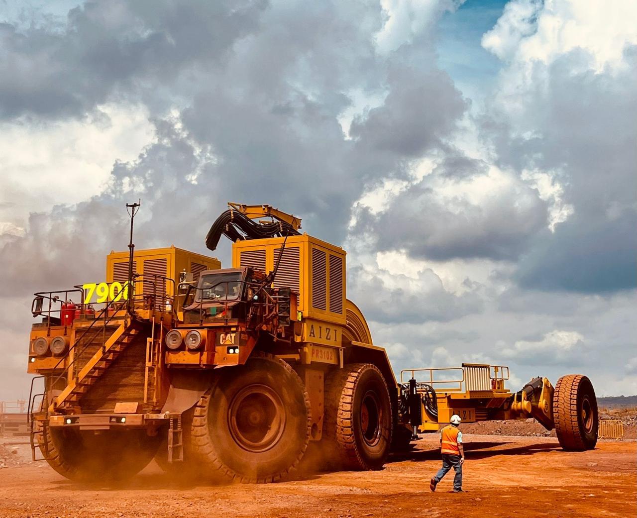Cavalo mecânico fora de estrada movimentando a prancha em pátio de mineração