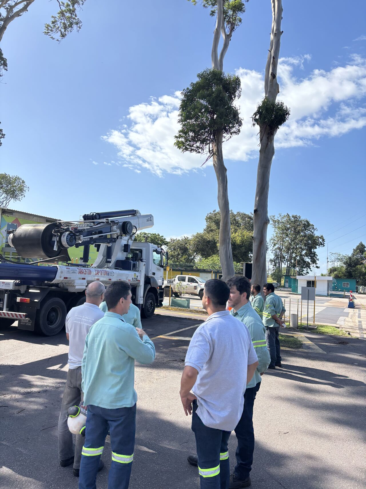 Detalhe do enrolador de correias montado sobre caminhão com lança articulada