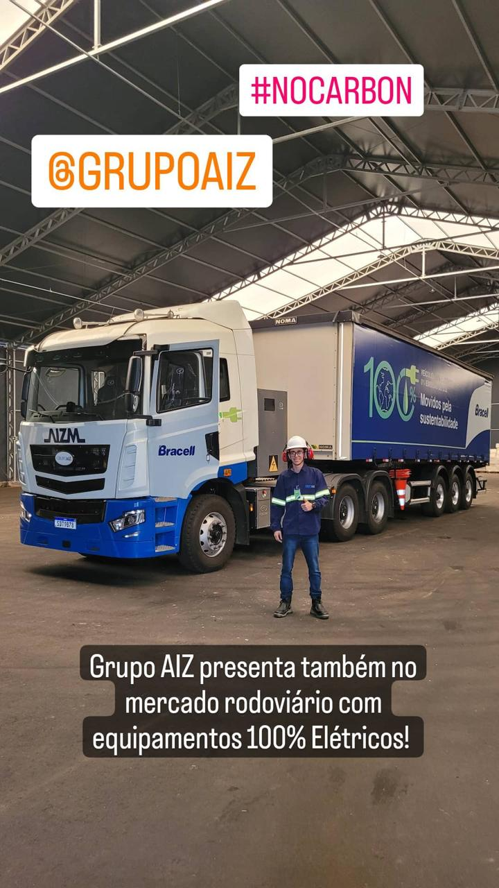 Caminhão elétrico 6x4 da Bracell com semirreboque em galpão industrial, com destaque para a comunicação 100% elétrica e sustentabilidade